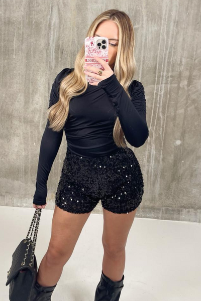 15 New Year's Eve Party Outfits With Sequin Shorts - Styleoholic